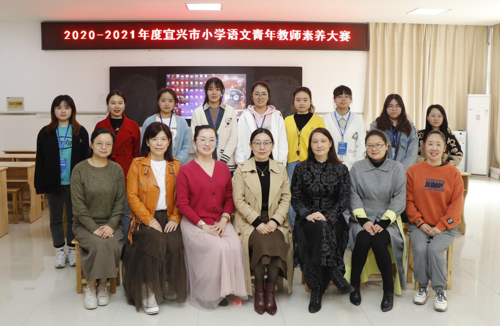 教师素养大赛 评委 合影留念 小.jpg