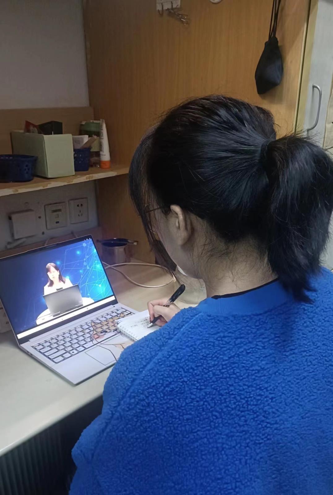 学习教研老师关于主题的讲解.jpg 学习教研老师关于主题的讲解.jpg